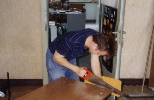 1994: Bei der Renovierung des Landesbüros packt der Vorstand tatkräftig mit an